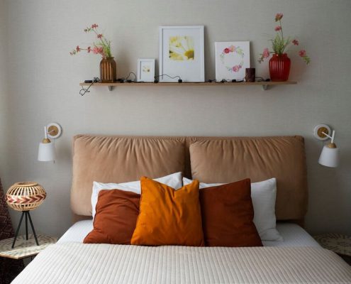 تصویر یک اتاق خواب کوچک با فضایی دلباز و چیدمان سرویس خواب مناسب برای فضاهای کوچک
